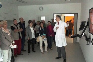 Prof. Dr. med. Marc W. Merx (Chefarzt Kardiologie) erklärt den Besuchern den Neubau
