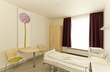 Wohnlich gestaltete Patientenzimmer