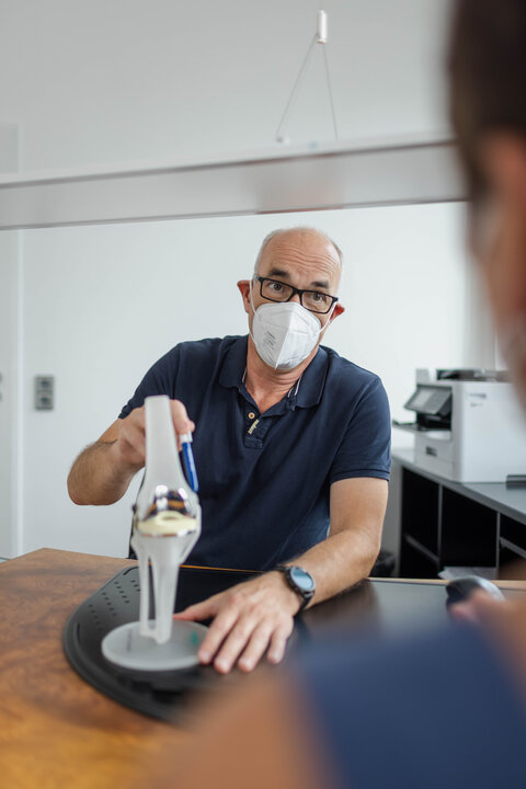 Prof. Reinhard Fremerey zeigt ein Kniegelenk