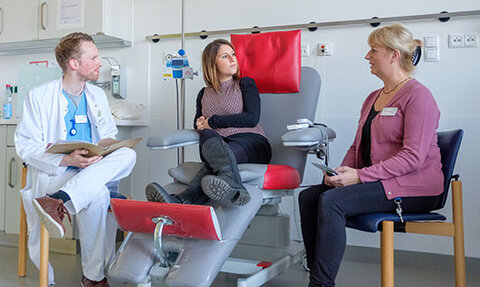 Gute Kommunikation ist entscheidend: Oberarzt Kim Marienhagen und Psychoonkologin Heike Koch-Gießelmann im Gespräch mit einer Patientin.