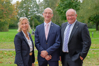 Freuen sich auf die weitere Zusammenarbeit mit dem neuen Geschäftsführenden und Ärztlichen Direktor des KRH Klinikums Neustadt am Rübenberge Prof. Dr. Michael Fantini (M.): Barbara Schulte (l.), KRH Geschäftsführerin Finanzen und Infrastruktur und Dr. Matthias Bracht (r.), KRH Geschäftsführer Medizin.