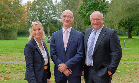 Freuen sich auf die weitere Zusammenarbeit mit dem neuen Geschäftsführenden und Ärztlichen Direktor des KRH Klinikums Neustadt am Rübenberge Prof. Dr. Michael Fantini (M.): Barbara Schulte (l.), KRH Geschäftsführerin Finanzen und Infrastruktur und Dr. Matthias Bracht (r.), KRH Geschäftsführer Medizin.