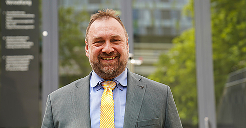 Jörg Störmer vor dem Haus M am KRH Klinikum Siloah.