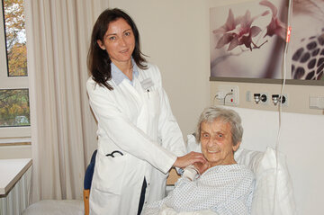 Fühlt sich gut aufgehoben: Patientin Elfriede Kober mit Chefärztin PD Dr. Andrea Riphaus