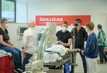 ATA-Auszubildende zeigen, wie das SkillsLab genutzt werden kann