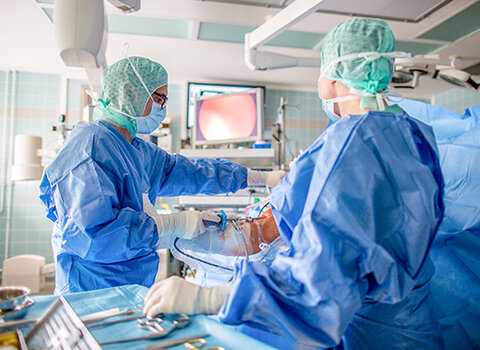 Prof. Oliver Rühmann bei einer Arthroskopie (Spiegelung) des Kniegelenks im Laatzener Endoprothetikzentrum, unterstützt von einer OP-Schwester.