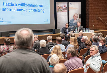 Der Aufsichtsratsvorsitzende des Klinikums Region Hannover (KRH), Regionspräsident Hauke Jagau und der KRH Geschäftsführer Medizin, Dr. Matthias Bracht, beantworteten die Fragen der über 400 Besucherinnen und Besucher, die der Einladung des KRH zu einer Informationsveranstaltung zur weiteren Entwicklung des KRH Klinikums Lehrte gefolgt waren.