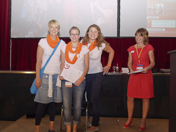 Angélique Benecke, Rabea Schmid und Nadine Wilhelm (v. l.) freuen sich über den 2. Preis beim Posterwettbewerb