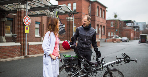 Dr. Martin Stolz fährt zu seinem zweiten Standort nach Langenhagen. Auf dem Weg gibt er Assistenzärztin Marina Baranovska ein paar Tipps für die Facharztprüfung mit auf den Weg.