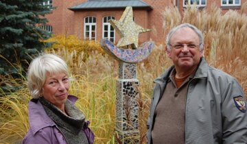 Usch Jacobi und Dr. Harald Döhring im wunderschönen „Irrgarten“ auf dem Klinikgelände.