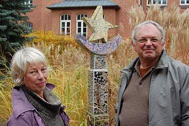 Usch Jacobi und Dr. Harald Döhring im wunderschönen „Irrgarten“ auf dem Klinikgelände.