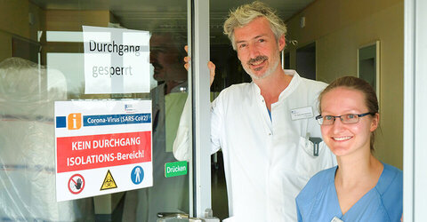 Oberarzt Dr. Tom Steinmetz und Assistenzärztin Annika Munko vor dem abgeschirmten Isolierbereich im KRH Klinikum Lehrte.