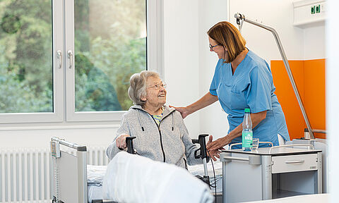 Viel Tageslicht: Auch die Zimmer sind speziell auf die Bedürfnisse älterer Patientinnen und Patienten zugeschnitten.