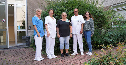Dankt dem Team von Dr. Alemi, Chefarzt der Klinik für Gynäkologie und Geburtshilfe am KRH Klinikum Großburgwedel: Patientin Annett (Mitte).