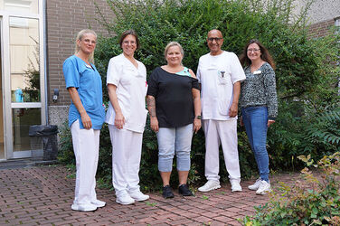 Dankt dem Team von Dr. Alemi, Chefarzt der Klinik für Gynäkologie und Geburtshilfe am KRH Klinikum Großburgwedel: Patientin Annett (Mitte).