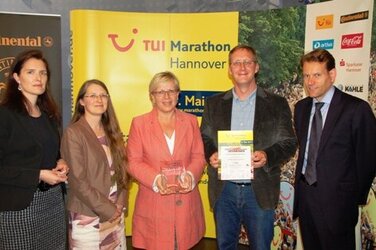 Marathonteam (Petra Kesten-Kühne, Rita Schneider, Jens Kattusch) mit Birgit Stehl und Nikolai Setzer, Vorstand Continental AG