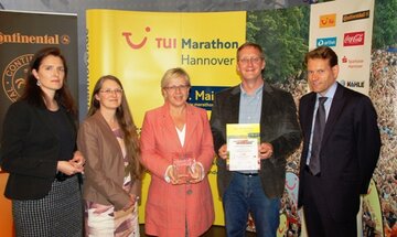 Marathonteam (Petra Kesten-Kühne, Rita Schneider, Jens Kattusch) mit Birgit Stehl und Nikolai Setzer, Vorstand Continental AG