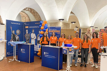 Starkes Team (v. l.): Mareike Hemmer (OTA-Auszubildende im 3. Lehrjahr), Sina Gaebel (Abteilungsleitung Personalentwicklung), Silke Lismann (Lehrkaft ATA/OTA-Ausbildung), Angelina Czerwinski (Pflegeauszubildende im 3. Lehrjahr), Oliver Pape (Lehrkraft Pflegeausbildung), Melanie Gäbler (Referentin der Direktion), Ramona Nuyken (Lehrkraft Physiotherapieausbildung) und Nico Zurheide (Medienasssistent)