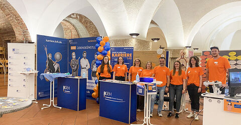 Starkes Team (v. l.): Mareike Hemmer (OTA-Auszubildende im 3. Lehrjahr), Sina Gaebel (Abteilungsleitung Personalentwicklung), Silke Lismann (Lehrkaft ATA/OTA-Ausbildung), Angelina Czerwinski (Pflegeauszubildende im 3. Lehrjahr), Oliver Pape (Lehrkraft Pflegeausbildung), Melanie Gäbler (Referentin der Direktion), Ramona Nuyken (Lehrkraft Physiotherapieausbildung) und Nico Zurheide (Medienasssistent)