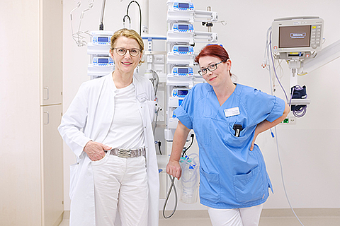 Anästhesie-Oberärztin Dr. Barbara Lehmann-Dorl (l.) und Pain Nurse Justine Zetaic haben das Schulungsprogramm für das Akutschmerzmanagement im KRH Klinikum Robert Koch Gehrden aufgebaut.