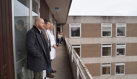 Verfolgen das Geschehen