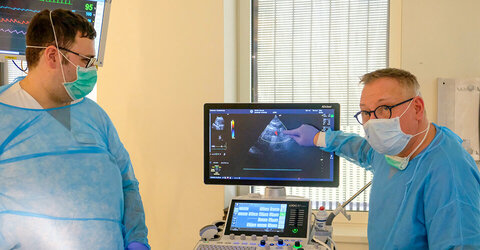 Oberarzt Oliver Gronert erläutert seinem Kollegen Daniel Böckamp Ultraschallbilder eines beatmeten Patienten auf der Siloah-Intensivstation ITS 1.