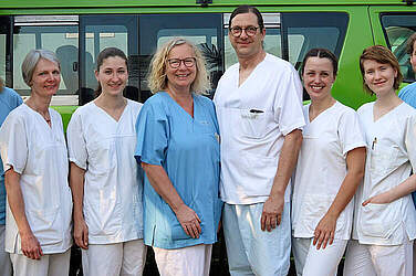 In Uganda mit dabei waren (v. l.): aus der Klinik für Intensivmedizin und Anästhesie im KRH Klinikum Robert Koch Gehrden Alina Schmalhorst, Pflegefachkraft, Petra Knackstedt, Pflegefachkraft und Jeanna Moll, Pflegefachkraft, Heike Kornberger, Pflegekraft im HKL KRH Klinikum Nordstadt, Thomas Müßel, Pflegepädagoge KRH Akademie, Dr. Janina Rühl, Assistenzärztin in der Klinik für Anästhesie und Intensivmedizin KRH Klinikum Robert Koch Gehrden, Alanis Neffe, Pflegekraft KRH Klinikum Nordstadt und Phillip Scaletta, Pflegefachkraft in der Klinik für Nephrologie KRH Klinikum Siloah.