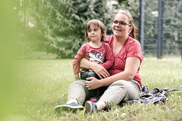 Dank ihrer Teilzeitausbildung beim KRH kann sich Carina Meyer um ihre dreijährige Tochter Rebecca kümmern.