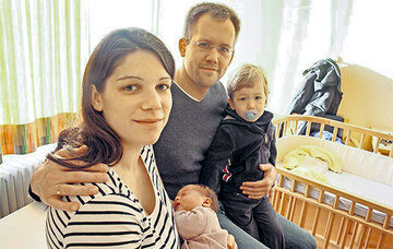 Die kleine Anna ist das erste Baby, das 2019 im KRH Klinikum Großburgwedel zur Welt kam, die Eltern (mit Bruder Ben) fühlten sich im Kreißsaal bestens versorgt. Foto: Köhler/HAZ