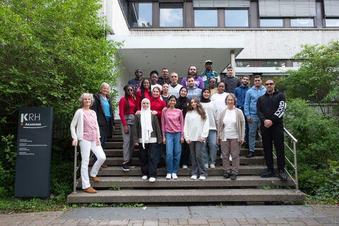 v. l.: Martina Vergin, Lehrkraft an der KRH Akademie, Claudia Schmitz, Teamleitung der Pflegeausbildung und die Auszubildenden des Kurses 04.25.2 (nicht im Bild: Kursleitung des Kurses 04.25.2 Josephine Manthey)