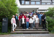 v. l.: Martina Vergin, Lehrkraft an der KRH Akademie, Claudia Schmitz, Teamleitung der Pflegeausbildung und die Auszubildenden des Kurses 04.25.2 (nicht im Bild: Kursleitung des Kurses 04.25.2 Josephine Manthey)