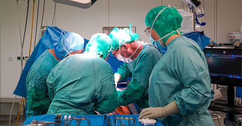 Ärzt*innen der Klinik für Allgemein-, Viszeral- und Minimalinvasive Chirurgie des KRH Klinikum Siloah operieren an der Leber eines Patienten.