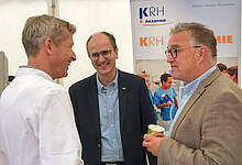 Zu Besuch auf dem Stand: Hauke Jagau, KRH Aufsichtsratsvorsitzender und Präsident der Region Hannover, hier im Gespräch mit Chefarzt Prof. Jochen Wedemeyer und Georgios Dentsikas, Pflegedirektor des KRH Klinikums Robert Koch Gehrden (v.l.).