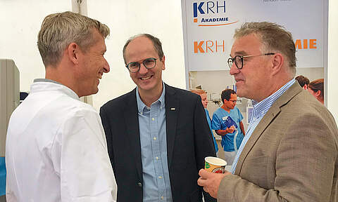 Zu Besuch auf dem Stand: Hauke Jagau, KRH Aufsichtsratsvorsitzender und Präsident der Region Hannover, hier im Gespräch mit Chefarzt Prof. Jochen Wedemeyer und Georgios Dentsikas, Pflegedirektor des KRH Klinikums Robert Koch Gehrden (v.l.).