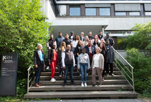 v. l.: Claudia Schmitz, Teamleitung der Pflegeausbildung, die Auszubildenden des Kurses 04.25.3 und Anne Kathrin Sommerfeld, Kursleitung des Kurses 04.25.3
