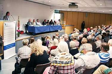 Im voll besetzten Majid-Samii-Hörsaal verfolgen Besucherinnen und Besucher konzentriert die Vorträge über Patientenverfügungen