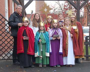 Die Sternsinger des Kirchorts St. Clemens und der Pfarrgemeinde St. Joseph mit Gemeindereferent Werenfried Feld 