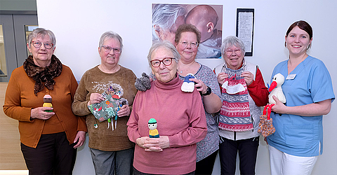 Die Mitglieder des Sozialverbands Neustadt/Wunstorf (v. l.) Vera Lüders, Renate Risse, Lonny Gremmel, die Vorsitzende Sabine Alsleben und Ute Müller, übergeben Babymützchen und Püppchen an Simone Hennig, leitende Hebamme im KRH Klinikum Neustadt am Rübenberge.