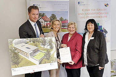 Die niedersächsische Ministerin für Soziales, Gesundheit und Gleichstellung Cornelia Rundt (2. v. r.) übergibt den Förderbescheid des Landes für den Neubau der Klinik für Kinder- und Jugendpsychiatrie und Psychotherapie der KRH Psychiatrie Wunstorf an Barbara Schulte, KRH Geschäftsführerin Finanzen und Infrastruktur. Birgit Krukemeier und Johannes Brack, Mitglieder des Direktoriums der KRH Psychiatrie, freuen sich auf die Weiterentwicklung des Standortes.