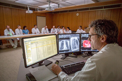 Die Tumorkonferenz: Ärzte verschiedener Fachrichtungen und medizinische Experten beraten über die bestmögliche Therapie für jeden einzelnen Patienten.