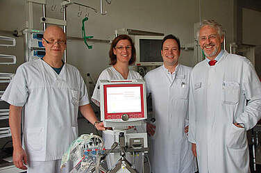 Lebensrettende Therapie mit ECMO-Technik: Hr. Mähler, Pfleg. Abteilungsleitung, Dr. Schleufe, Dr. Brandes, Prof. Schönhofer