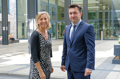 Sorgt in den kommenden Monaten für Kontinuität in der Direktion des KRH Klinikums Siloah: Tomislav Gmajnic. Barbara Schulte, KRH Geschäftsführerin Finanzen und Infrastruktur, freut sich auf die Zusammenarbeit.
