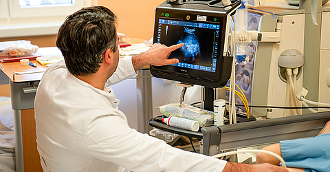 Ferhat Dasci, Facharzt für Nephrologie, führt am Tag der offenen Tür im Dialysezentrum im KRH Klinikum Lehrte eine Nierensonographie vor.