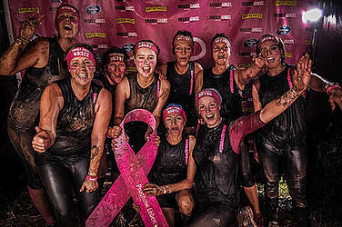 Die Brustkrebs-Selbsthilfegruppe „Pinke Zitronen“ – hier beim Muddy Angel Run in Stadtoldendorf im August 2017 – ist eines von vielen Themen der aktuellen CURA.