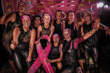 Die Brustkrebs-Selbsthilfegruppe „Pinke Zitronen“ – hier beim Muddy Angel Run in Stadtoldendorf im August 2017 – ist eines von vielen Themen der aktuellen CURA.