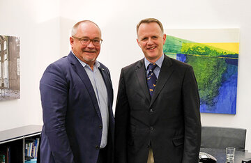 Freuen sich auf die Zusammenarbeit im KRH: Matthias Bracht (l.), KRH Geschäftsführer Medizin und Prof. Dr. Jan Rudolf Ortlepp, ab 1. April 2018 Chefarzt der Klinik für Innere Medizin am KRH Klinikum Agnes Karll Laatzen.