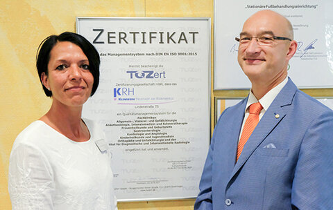 Nachgewiesene Qualität: Die QM-Beauftragte Julia Hengstmann-Driver und der Ärztliche Direktor Prof. Michael Fantini freuen sich über das bestandene Überwachungsaudit.