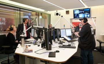 Prof. Dr. Julian Mall, Morgenmän Franky, Caroline Gawehns und Axel Einemann während der Radiosendung