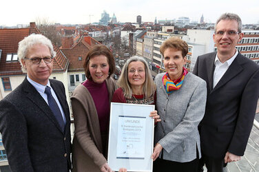 Preis für Krebs-Selbsthilfe: Dr. Hans-Ulrich Ehlers (Berufsverband NIO), Petra Kaltenmorgen, Inka Marie Rack, Silke Schwethelm  