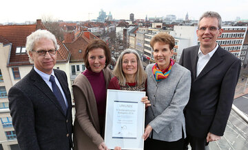 Preis für Krebs-Selbsthilfe: Dr. Hans-Ulrich Ehlers (Berufsverband NIO), Petra Kaltenmorgen, Inka Marie Rack, Silke Schwethelm  